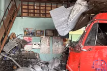 Xe tải mất lái đâm vào nhà dân, 6 người tử vong thương tâm