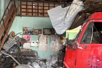 Xe tải mất lái đâm vào nhà dân, 6 người tử vong thương tâm