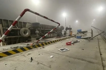 Lao vào cabin trạm thu phí, xe container lật nghiêng giữa đường