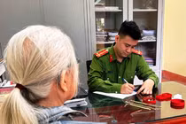 Ninh Bình: Cụ bà suýt mất 1 cây vàng vì lừa đảo qua mạng viễn thông