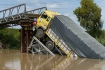 An Giang: Lái xe quá tải làm sập cầu, tài xế phải chịu trách nhiệm nào?