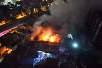 Hà Nội: Cháy lớn kho hàng ở Định Công, khói bốc cao hàng chục mét