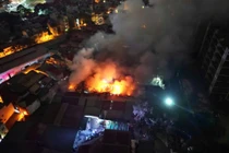 Hà Nội: Cháy lớn kho hàng ở Định Công, khói bốc cao hàng chục mét