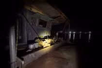 Khai thác cát trái phép, đối tượng nhảy xuống sông bỏ trốn