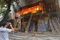 Cháy lớn tại quán cà phê trên phố Hàng Vải, Hà Nội