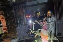 Hà Nội: Cứu hai người trong đám cháy lúc rạng sáng