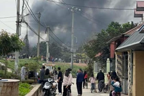 Kho xưởng bốc cháy, cột khói cao hàng chục mét