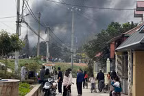 Kho xưởng bốc cháy, cột khói cao hàng chục mét