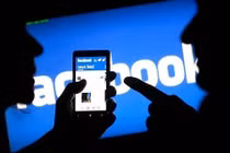 Làm nhục người khác trên mạng, 2 chị em bị khởi tố