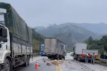 Hai người tử vong sau va chạm ô tô trên cao tốc Nội Bài - Lào Cai