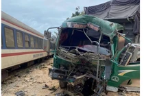 Hà Tĩnh: Va chạm với tàu hoả, tài xế xe tải bị thương nặng