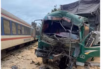 Hà Tĩnh: Va chạm với tàu hoả, tài xế xe tải bị thương nặng