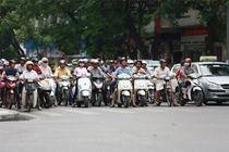 “Dừng xe mặc áo mưa bị phạt 14 triệu đồng” là thông tin thất thiệt