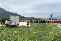 Hà Tĩnh: Người dân giúp tài xế gom hàng tấn cá sau tai nạn