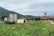 Hà Tĩnh: Người dân giúp tài xế gom hàng tấn cá sau tai nạn