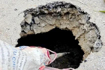 Hố “tử thần” sâu 2m bất ngờ xuất hiện trên đường ở Hà Tĩnh
