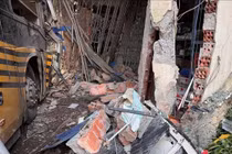 Xe khách đâm vào nhà dân, 2 người bị thương nặng