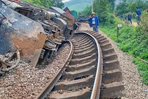 Hà Tĩnh: Tàu hỏa va chạm xe tải, đường sắt bị tê liệt