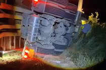 Hà Tĩnh: Xe chở keo tràm bị lật, tài xế tử vong tại chỗ