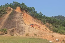 Doanh nghiệp bị xử phạt vì khai thác đất trái phép để thi công dự án 