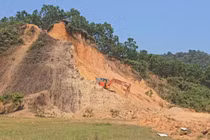 Doanh nghiệp bị xử phạt vì khai thác đất trái phép để thi công dự án 