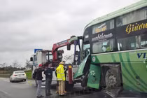 Xe máy va chạm ô tô khách, 1 người tử vong tại chỗ