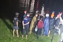 Để con gái lớn trên bờ, người mẹ ôm con nhỏ nhảy xuống sông Hương