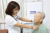 Người đàn ông 61 tuổi bị biến chứng mắt do bệnh basedow