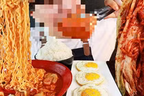 Trào lưu "mukbang", những hệ lụy khó lường