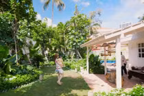 Biệt thự trắng 1.600m2 như khách sạn 5 sao của vợ chồng Chi Bảo 