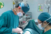 Rò niệu đạo sau mổ lỗ tiểu thấp: Thách thức để khôi phục chức năng tiểu 