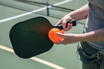 Đang chơi pickleball, người đàn ông bất ngờ ngã quỵ xuống sân