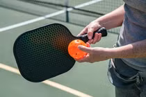 Đang chơi pickleball, người đàn ông bất ngờ ngã quỵ xuống sân