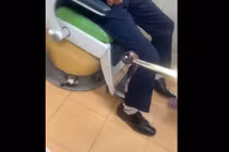 Gắp con đỉa rừng dài 8cm trong hốc mũi người đàn ông