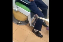 Gắp con đỉa rừng dài 8cm trong hốc mũi người đàn ông