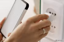 Điện thoại phát nổ khi đang rút sạc, cụ bà chấn thương nặng bàn tay