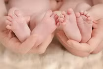 Sinh đôi nhưng không giống nhau, không trùng sinh nhật, vì sao?