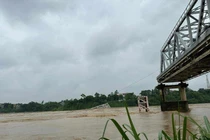 Thoát khỏi ô tô khi xe rơi xuống nước thế nào?