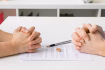 Chồng bắt ký vào đơn ly hôn, tôi mừng quá nói lời cảm ơn