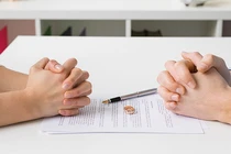 Chồng bắt ký vào đơn ly hôn, tôi mừng quá nói lời cảm ơn