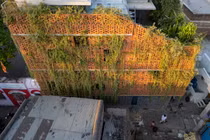 Ấn tượng ngôi nhà bọc trong màn gạch để chắn nắng