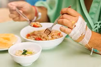 Bệnh nhân ung thư khó ăn, dễ bị nôn trớ cần lưu ý gì?