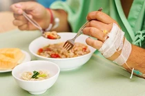 Bệnh nhân ung thư khó ăn, dễ bị nôn trớ cần lưu ý gì?