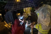 CSGT giải cứu tài xế ngất xỉu trong xe vì cây đè trong bão