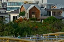 Cận cảnh ngôi nhà dùng lam gỗ chắn nắng độc đáo ở Đà Nẵng 