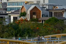 Cận cảnh ngôi nhà dùng lam gỗ chắn nắng độc đáo ở Đà Nẵng 