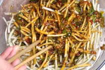 Ngoài lá, rễ của loại rau này cũng rất giòn, làm salad hay xào đều ngon