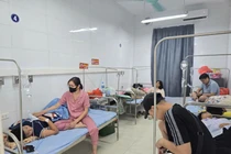 Xác minh vụ nhóm học sinh nhập viện sau khi uống nước ngọt phát miễn phí