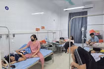 Xác minh vụ nhóm học sinh nhập viện sau khi uống nước ngọt phát miễn phí