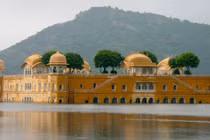 Kiến trúc độc đáo của cung điện "nửa chìm nửa nổi" bí ẩn ở Ấn Độ